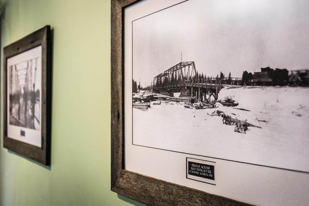 Rustlers Lodge Sundre Buitenkant foto